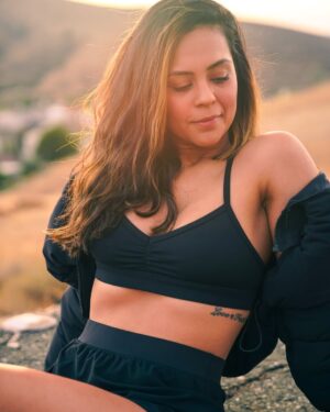 Sana Saeed Instagram - I’ve changed so much in a year. It’s beautiful 🖤✨

#december #2024 #letstogethermakethisyearcount #weekend #weekendvibes #photooftheday #losangeles #california #saturday #saturdayvibes #sunshine #sendinglove #hike #hikelife #fitnessmotivation