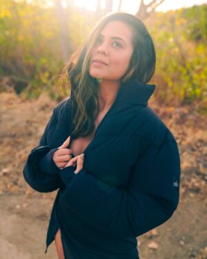 Sana Saeed Instagram - Fall in love with the process of becoming the best version of yourself 🖤✨

#january #2025 #letstogethermakethisyearcount  #photooftheday #losangeles #california #thursday #thursdayvibes #thursdaymotivation #sunshine #sendinglove #hike #hikelife #fitnessmotivation