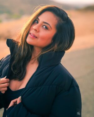 Sana Saeed Instagram - I’ve changed so much in a year. It’s beautiful 🖤✨

#december #2024 #letstogethermakethisyearcount #weekend #weekendvibes #photooftheday #losangeles #california #saturday #saturdayvibes #sunshine #sendinglove #hike #hikelife #fitnessmotivation