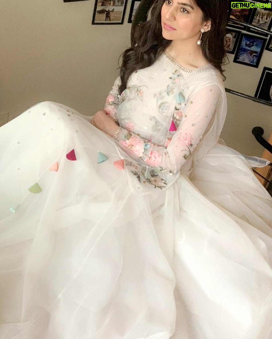 Sanam Baloch - 75.7K Likes - #WhiteFeels!!!! 🕊🕊🕊🕊🕊 Picture courtesy📸: @ghanwabaloch ♥️