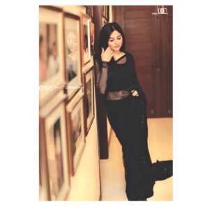 Sanam Baloch Instagram - Couture, canapés and saris are just another Saturday night. 👄 #sanambaloch #official #exclusive