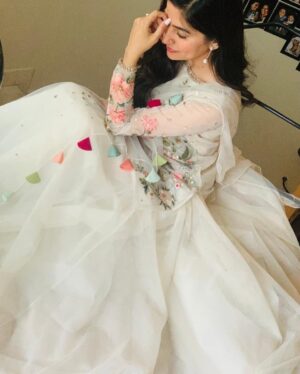 Sanam Baloch Instagram - #WhiteFeels!!!! 🕊🕊🕊🕊🕊 Picture courtesy📸: @ghanwabaloch ♥️