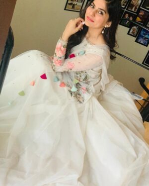Sanam Baloch Instagram - #WhiteFeels!!!! 🕊🕊🕊🕊🕊 Picture courtesy📸: @ghanwabaloch ♥️