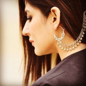 Sanam Baloch Instagram - Thanks @bukhari_accessories for the beautiful jewellery ♥

#love #silver #shine #black #ybqdesignstudios #sanambaloch #exclusive #thesanambaloch