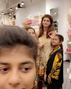 Sanam Baloch Instagram - Khaas day with khaas people anddddd khaaaas fans ♥️♥️♥️ @alirehmankhan @anamgoherofficial @danishnawazofficial  #alirehmankhan #anamgoher #shopping #fun #actorslife #memories #love.  @thesanambaloch