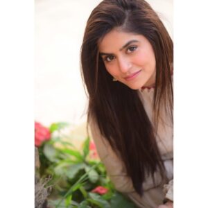 Sanam Baloch Instagram - Let’s play a little peek a boo this weekend! #sanambaloch #official #exclusive