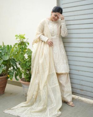 Sanam Jung Instagram - Jummah Mubarak 🤍

@mohsin.naveed.ranjha 
@ebrahimjaliawala 
@amberkhan_15