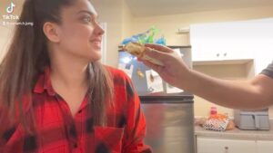 Sanam Jung Instagram - When your husband makes beef tacos for you 🌮🌮
💃