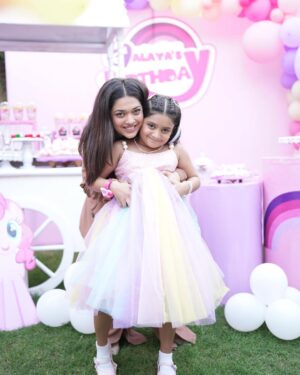 Sanam Jung Instagram - The girl who fills my world with 🌈 

A big hug @anumjung for taking away the birthday dress stress from me - Oh! It rhymes 💃, it’s PERFECT!❤️

Decor @momentnmemory 
📸 @talhajeephotography