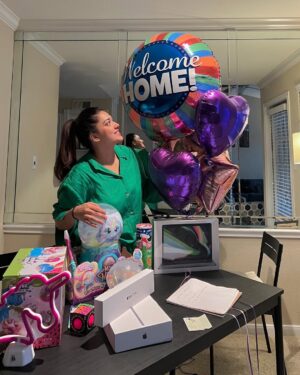 Sanam Jung Instagram - I came home tired /exhausted after 24hours of travelling from 🇵🇰 to 🇺🇸 walked into the house to this surprise !

1- Welcome home balloons 
2- Sim card with a note mentioning my US #️⃣
3-A welcome note ! 
4-Food in the fridge.
5-Surprisingly a CLEAN house !

I must have done something right in life to have you by my side ❤️ @qassamj88 🤗 

P.S : He’s Introducing me to technology 💻

#houston #usa🇺🇸 #pilotwifelife #alhamdulillah #saymashallah😇