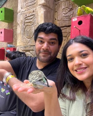 Sanam Jung Instagram - Trying to get the perfect SELFIE while @qassamj88 makes sure Mr.Giraffe doesn’t walk away 👏🦒
@alayaqj 

#alhamdulillah #justthethreeofus #mysmallfamily #houstoninteractiveaquarium