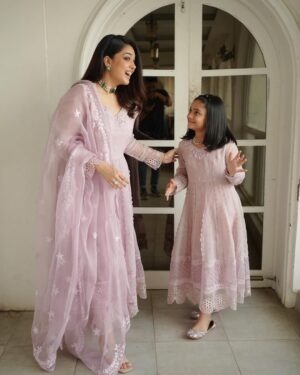 Sanam Jung Instagram - Twinning Alert ⚠️
Our eidi from @ansabjahangirstudio ❤️

@ebrahimjaliawala 
@hfk_fashion_ 
@nabila_salon @goshi.makeupartist 💎 @qajar.jewellery.hajrachhotani
