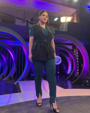 Sanam Jung Instagram - Your moment , OWN IT! 💚

@quizpk 
@saimrajput1 
@aqeelansariofficial 
@faryal_29 
@bolentofficial 

#akhrikhilarikon