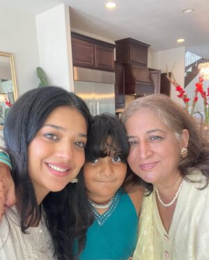 Sanam Jung Instagram - Wishing you all a very Happy Eid all around the 🌎 . May Allah(SWT) accept our sacrifice-Ameen !
#Eid2024 #eidusa #texas #blessedtobearoundfamily❤️