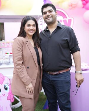 Sanam Jung Instagram - The girl who fills my world with 🌈 

A big hug @anumjung for taking away the birthday dress stress from me - Oh! It rhymes 💃, it’s PERFECT!❤️

Decor @momentnmemory 
📸 @talhajeephotography