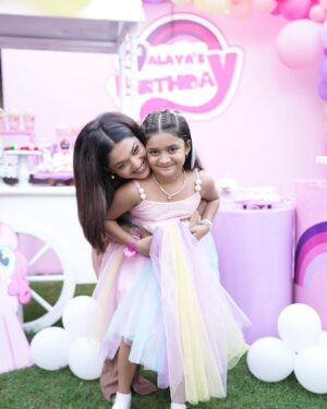 Sanam Jung Instagram - The girl who fills my world with 🌈 

A big hug @anumjung for taking away the birthday dress stress from me - Oh! It rhymes 💃, it’s PERFECT!❤️

Decor @momentnmemory 
📸 @talhajeephotography