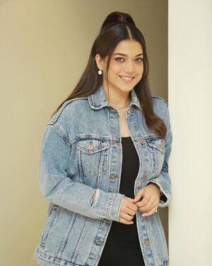 Sanam Jung Instagram - Basics 🤍
🧥 @quizpk 
@faryal_29 @aqeelansariofficial