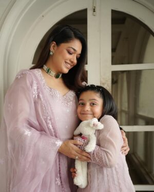 Sanam Jung Instagram - Twinning Alert ⚠️
Our eidi from @ansabjahangirstudio ❤️

@ebrahimjaliawala 
@hfk_fashion_ 
@nabila_salon @goshi.makeupartist 💎 @qajar.jewellery.hajrachhotani