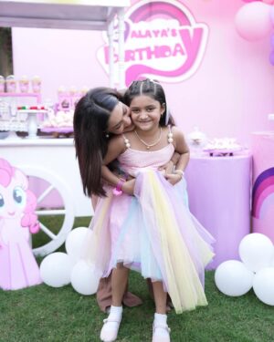 Sanam Jung Instagram - The girl who fills my world with 🌈 

A big hug @anumjung for taking away the birthday dress stress from me - Oh! It rhymes 💃, it’s PERFECT!❤️

Decor @momentnmemory 
📸 @talhajeephotography