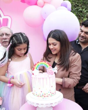 Sanam Jung Instagram - Alaya turns 6 🌈 💕 @qassamj88 
Alhamdullilah 
💃 @anum.jung @anumjung 
Decor @momentnmemory 
📸 @talhajeephotography 
🎂 @sugarfancycakes