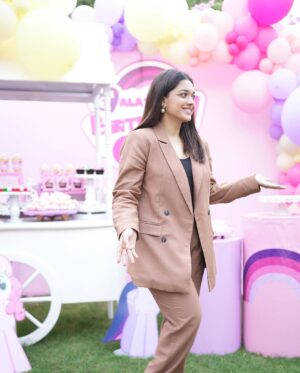 Sanam Jung Instagram - Alaya turns 6 🌈 💕 @qassamj88 
Alhamdullilah 
💃 @anum.jung @anumjung 
Decor @momentnmemory 
📸 @talhajeephotography 
🎂 @sugarfancycakes