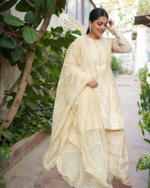 Sanam Jung Instagram - Jummah Mubarak 🤍

@mohsin.naveed.ranjha 
@ebrahimjaliawala 
@amberkhan_15