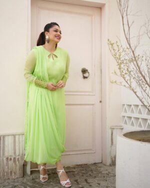 Sanam Jung Instagram - Eid Mubarak to all the beautiful people around the world. This is my first Eid in Houston without my family! I can relate to all those who’re away from family/home and their country . It’s tough being all by yourself but hang in there ! Special love to all the Pakistanis settled in 🇺🇸. 
Have a great one 
Lots of love ❤️ 

Wardrobe @anum.jung 
Stylist @ebrahimjaliawala 
💄 @nabila_salon @goshi.makeupartist 
📸 @iamhfk_ 
👡@paradoxlondonpk 

#eidmubarak #eid #eidinusa #wardrobe #anumjung #houstontexas #houston #sanamjung