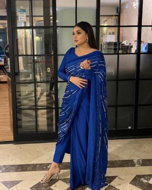 Sanam Jung Instagram - And it’s a wrap! @humtvpakistanofficial #humwomenleadersaward2023 

Outfit @sheebakapadiaofficial 
Jewellery @allurebymht
MUA @faizas.salon