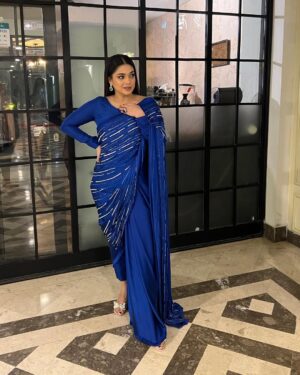 Sanam Jung Instagram - And it’s a wrap! @humtvpakistanofficial #humwomenleadersaward2023 

Outfit @sheebakapadiaofficial 
Jewellery @allurebymht
MUA @faizas.salon