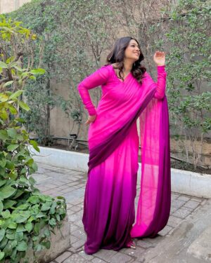 Sanam Jung Instagram - 🌸💖🌸

Makeup @nabila_salon
@goshi.makeupartist 
Styled by @ebrahimjaliawala
Outfit @wajahatmansoorofficial 
Photography @jawwadmushtaqfilms