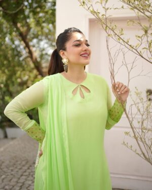 Sanam Jung Instagram - Eid Mubarak to all the beautiful people around the world. This is my first Eid in Houston without my family! I can relate to all those who’re away from family/home and their country . It’s tough being all by yourself but hang in there ! Special love to all the Pakistanis settled in 🇺🇸. 
Have a great one 
Lots of love ❤️ 

Wardrobe @anum.jung 
Stylist @ebrahimjaliawala 
💄 @nabila_salon @goshi.makeupartist 
📸 @iamhfk_ 
👡@paradoxlondonpk 

#eidmubarak #eid #eidinusa #wardrobe #anumjung #houstontexas #houston #sanamjung