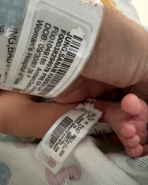 Sanam Jung Instagram - Introducing the newest addition to our family . Alhamdullilah, blessed with a beautiful baby girl 👧 .
Alaya named her sister Alaiza 💕
22nd July 2024
1:52am 
Keep us in your prayers 👶
@qassamj88
