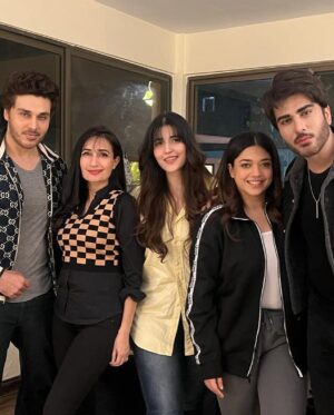 Sanam Jung Instagram - The squad❤️

@ninakashif @hareemfarooq @khanahsanofficial @imranabbas.official