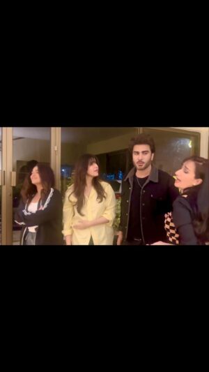 Sanam Jung Instagram - Madness hitting the ceiling with the besties @jung_sanam , @hareemfarooq @ninakashif . Reliving the eternal #kuchkuchhotahai ‘s memories.