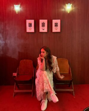 Sandy Wu Instagram - #sandywuofficial

大年初一，結婚三週年紀念日。

提早在年前去拍了復古可愛的紀念照，
當天還趕了兩場婚禮，
一場偉忠哥女兒歸寧，一場父執輩娶媳婦，
那天是好日子，
王先生預約了撕拉片拍攝，一切都是one take，
不可能完美、動作還不協調、身心沒預備好，但就先照做了，
跟婚姻很像，先往前推進，其他再說。

我常開玩笑說最喜歡以過來人的身分建議大家：不要過來！
真的很多yes, 更多no, 但最最最多的是maybe?

絕對是問號結尾佔大部分的時間，
有關心對方：吃了嗎？累不累？還好嗎？
也有懷疑彼此：是這樣嗎？不對吧？你確定捏？
更有擔憂生活瑣事：孩子呢？補貨了嗎？打電話訂了沒？

這些都還是算有答案可供參考的咧⋯

那些maybe到底要怎麼處理才能找到平衡？
誰知道？就是且走且看且珍惜，
要是一個不小心過關了，
那就滿心感謝、眼神熾熱地彼此肯定兩句，
走一步真的算一步，每一步都算進去，就有機會步步高升✨

大年初一，選了屬於今年的經文，願今年⋯
也 要 堅 守 我 們 所 承 認 的 指 望 ，不 至 搖 動 ，
因 為 那 應 許 我 們 的 是 信 實 的 。

希 伯 來 書 10:23

命名2025是「沈浸式體驗信實」的一年
A year to soak in eternal faithfulness💚

今天要聽：Til Kingdom Come by Coldplay