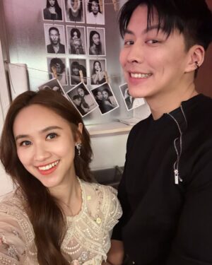 Sandy Wu Instagram - #sandywuofficial

大年初一，結婚三週年紀念日。

提早在年前去拍了復古可愛的紀念照，
當天還趕了兩場婚禮，
一場偉忠哥女兒歸寧，一場父執輩娶媳婦，
那天是好日子，
王先生預約了撕拉片拍攝，一切都是one take，
不可能完美、動作還不協調、身心沒預備好，但就先照做了，
跟婚姻很像，先往前推進，其他再說。

我常開玩笑說最喜歡以過來人的身分建議大家：不要過來！
真的很多yes, 更多no, 但最最最多的是maybe?

絕對是問號結尾佔大部分的時間，
有關心對方：吃了嗎？累不累？還好嗎？
也有懷疑彼此：是這樣嗎？不對吧？你確定捏？
更有擔憂生活瑣事：孩子呢？補貨了嗎？打電話訂了沒？

這些都還是算有答案可供參考的咧⋯

那些maybe到底要怎麼處理才能找到平衡？
誰知道？就是且走且看且珍惜，
要是一個不小心過關了，
那就滿心感謝、眼神熾熱地彼此肯定兩句，
走一步真的算一步，每一步都算進去，就有機會步步高升✨

大年初一，選了屬於今年的經文，願今年⋯
也 要 堅 守 我 們 所 承 認 的 指 望 ，不 至 搖 動 ，
因 為 那 應 許 我 們 的 是 信 實 的 。

希 伯 來 書 10:23

命名2025是「沈浸式體驗信實」的一年
A year to soak in eternal faithfulness💚

今天要聽：Til Kingdom Come by Coldplay
