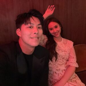 Sandy Wu Instagram - #sandywuofficial

大年初一，結婚三週年紀念日。

提早在年前去拍了復古可愛的紀念照，
當天還趕了兩場婚禮，
一場偉忠哥女兒歸寧，一場父執輩娶媳婦，
那天是好日子，
王先生預約了撕拉片拍攝，一切都是one take，
不可能完美、動作還不協調、身心沒預備好，但就先照做了，
跟婚姻很像，先往前推進，其他再說。

我常開玩笑說最喜歡以過來人的身分建議大家：不要過來！
真的很多yes, 更多no, 但最最最多的是maybe?

絕對是問號結尾佔大部分的時間，
有關心對方：吃了嗎？累不累？還好嗎？
也有懷疑彼此：是這樣嗎？不對吧？你確定捏？
更有擔憂生活瑣事：孩子呢？補貨了嗎？打電話訂了沒？

這些都還是算有答案可供參考的咧⋯

那些maybe到底要怎麼處理才能找到平衡？
誰知道？就是且走且看且珍惜，
要是一個不小心過關了，
那就滿心感謝、眼神熾熱地彼此肯定兩句，
走一步真的算一步，每一步都算進去，就有機會步步高升✨

大年初一，選了屬於今年的經文，願今年⋯
也 要 堅 守 我 們 所 承 認 的 指 望 ，不 至 搖 動 ，
因 為 那 應 許 我 們 的 是 信 實 的 。

希 伯 來 書 10:23

命名2025是「沈浸式體驗信實」的一年
A year to soak in eternal faithfulness💚

今天要聽：Til Kingdom Come by Coldplay