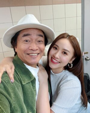 Sandy Wu Instagram - #sandywuofficial

九年來～
#小明星大跟班
感謝中天跟所有觀眾的喜愛與照顧✨

爸爸真的太忙太累，
他已請辭好多好多次，
雖然捨不得一起錄影的時光，
但更捨不得他那麼辛苦。
女兒很心疼啦⋯

沒關係，
我們一起主持、一起得獎、去年還再次一起入圍，
好多觀眾從這個節目認識我，
陪著我們父女倆，
從少女到已婚小姐姐，還生了兩個寶😜
太多人生大事件都一起經歷了！
這九年的日子非常值得耶👏🏻
（連我去生娃讓弟有機會代班跟爸主持也好值得）

爸爸當同事的日子我會非常非常想念💕
他健康平安快樂是我第一考量，
我們也永遠都是「小明星大跟班」喔～

謝謝各方的愛，我們後會有期💛

今天要聽：Daddy’s Little Girl by The Shires