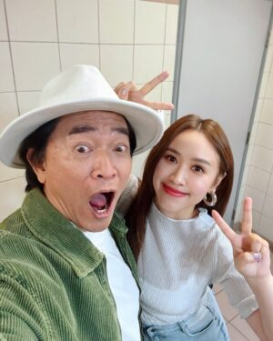 Sandy Wu Instagram - #sandywuofficial

九年來～
#小明星大跟班
感謝中天跟所有觀眾的喜愛與照顧✨

爸爸真的太忙太累，
他已請辭好多好多次，
雖然捨不得一起錄影的時光，
但更捨不得他那麼辛苦。
女兒很心疼啦⋯

沒關係，
我們一起主持、一起得獎、去年還再次一起入圍，
好多觀眾從這個節目認識我，
陪著我們父女倆，
從少女到已婚小姐姐，還生了兩個寶😜
太多人生大事件都一起經歷了！
這九年的日子非常值得耶👏🏻
（連我去生娃讓弟有機會代班跟爸主持也好值得）

爸爸當同事的日子我會非常非常想念💕
他健康平安快樂是我第一考量，
我們也永遠都是「小明星大跟班」喔～

謝謝各方的愛，我們後會有期💛

今天要聽：Daddy’s Little Girl by The Shires
