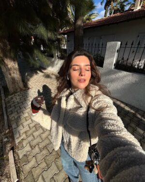Sanem Babi Instagram - Sanem, Sanem, Sanem ve Sanem.🤭