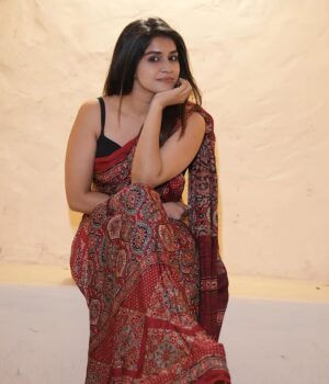 Sanjana Anand Instagram - Too many saree series????!!!!! 
.
.
How much is tooo much?🙊😁
.
.
.
.
Pc : @lucky_creation_888 
Mua : @shruthiashwath_makeupartist 
Saree : @avira_udupu