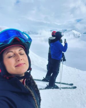 Sanna Lundell Instagram - Ni vet känslan av längtan. Om att hålla fast vid en dröm.  Om att visualisera ett mål. Att sen hamna där. I drömmen. I målet. I visionen. Den slår fasiken nästan allt. Alperna - Badgastein - med mina boys @igor_persbrandt o @lopersbrandt o bästis @annsoderlund GOALS sen 2006 o nu är vi mitt i det❤️😭. I samarbete med @visitgastein @skiamade @stsalpresor