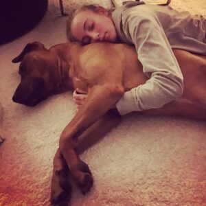 Sanna Lundell Instagram - Olgaälskling❤️❤️❤️24 år i dag. Hipp hipp hurra för mitt hjärtas ljus. Livet blev så mycket bättre, roligare, knäppare o skörare när du kom till oss 27/2 2001 som den ljuvligaste av presenter❤️. Tack för att du är du, att du tvingar mig till utveckling, till att försöka igen och igen. Jag är så otroligt stolt över dig, så innerligt lycklig när jag får vara i dina energier. Love love love you @olgacrafoordlundell ❤️