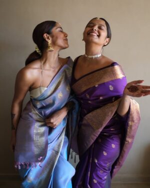Santoshi Shetty Instagram - Who do you think is giving more south indian here? 😛🥹🩵

Wearing my mom’s saree again! @rajeshwarishetty68 😍
Blouse custom made by @monalinshah 🤤

#indianfashion #southindianwedding •