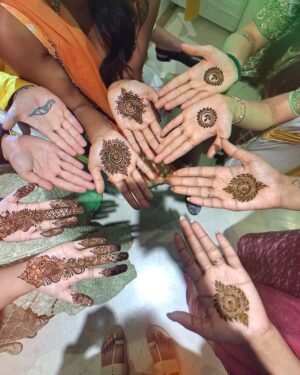 Santoshi Shetty Instagram - Got our powerpuff girls suits on for our sister @tapasya.prabhu 🐣🌸🧜🏻‍♀️😍✨

My outfit from @anushkaskhanna 🧡

#indianwedding #mehendi #indianfashion •