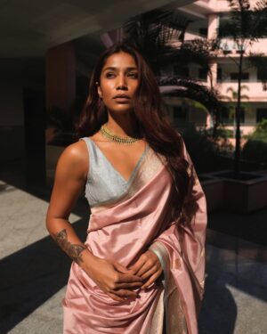 Santoshi Shetty Instagram - Like mother, like daughter 👧🏻 

I’m in that phase where I wanna wear all her sarees 🥹🩵

Jewellery @anumerton ✨
