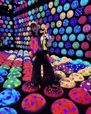 Saori Instagram - 最近産まれた小さい人間を
少しずつ肥えさせる幸福な日々です。

写真は、少し大きい方の人間（7歳）と
車に乗って出かけた　@teamlab.planets 

楽しみすぎて、
カメラフォルダが残像ばかり。
いい日だったなー