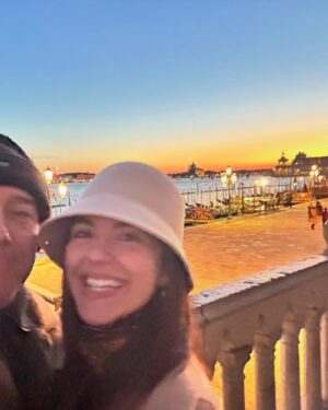 Sara Barradas Instagram - Venezia con amore ❤️

1. Encontrei o melhor chocolate quente (de todos os que já provei) do mundo.
2. Caffè Lavena, lindíssimo, mas caríssimo 💔😒
3. Cá está ele 🍫☕️
4. Acabados de pôr os pés em terra firme.
5. Rialto.
6. Teatro La Fenice, fundado em 1792 e que tal como a Fénix, já renasceu das cinzas (duas vezes!).
7. Bar do hall de entrada.
8. A majestosa sala com capacidade para 1126 pessoas.
9. No camarote real, que não existia na primeira versão, uma vez que na época em que o teatro foi construído, Itália não era um estado unificado, mas sim dividido em várias entidades políticas: uma delas a República de Veneza. Enquanto República, não se achava necessário a existência de um camarote real, mas sim de vários camarotes ao longo de toda a sala, exactamente iguais, dimensional e esteticamente falando. Depois chegou um senhor em 1797, chamado Napoleão, que após ter subjugado grande parte da Itália (devido entre tantas outras questões, ao seu pequenino complexo de superioridade), mandou criar o camarote real no Teatro La Fenice, para quando lá se quisesse ir divertir.
10. O tecto lindíssimo, foi pintado em tons de azul para recriar o céu. E o lustre é qualquer coisa…
11. Maria Callas no palco daquele mesmo teatro, onde se apresentou durante 7 anos consecutivos.
12. Pôr-do-sol em Veneza.
13. Ponte dos Suspiros, que liga o Palácio Ducal (antiga sede da magistratura) ao primeiro edifício no mundo construído para ser uma prisão. Ficou conhecida assim, pois reza a lenda que na época, os prisioneiros que a atravessavam suspiravam ao ver pela última vez o mundo exterior.
14. O meu suspiro ao atravessar e espreitar.
15. Noi.
16. A Gata com o Brinco de Pérola 😸
17. Piazza San Marco.
18. Fachada do Palazzo Ducale.
19. Più noi.
20. Tecto de uma das salas maravilhosas daquele palácio.