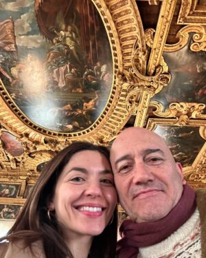 Sara Barradas Instagram - Venezia con amore ❤️

1. Encontrei o melhor chocolate quente (de todos os que já provei) do mundo.
2. Caffè Lavena, lindíssimo, mas caríssimo 💔😒
3. Cá está ele 🍫☕️
4. Acabados de pôr os pés em terra firme.
5. Rialto.
6. Teatro La Fenice, fundado em 1792 e que tal como a Fénix, já renasceu das cinzas (duas vezes!).
7. Bar do hall de entrada.
8. A majestosa sala com capacidade para 1126 pessoas.
9. No camarote real, que não existia na primeira versão, uma vez que na época em que o teatro foi construído, Itália não era um estado unificado, mas sim dividido em várias entidades políticas: uma delas a República de Veneza. Enquanto República, não se achava necessário a existência de um camarote real, mas sim de vários camarotes ao longo de toda a sala, exactamente iguais, dimensional e esteticamente falando. Depois chegou um senhor em 1797, chamado Napoleão, que após ter subjugado grande parte da Itália (devido entre tantas outras questões, ao seu pequenino complexo de superioridade), mandou criar o camarote real no Teatro La Fenice, para quando lá se quisesse ir divertir.
10. O tecto lindíssimo, foi pintado em tons de azul para recriar o céu. E o lustre é qualquer coisa…
11. Maria Callas no palco daquele mesmo teatro, onde se apresentou durante 7 anos consecutivos.
12. Pôr-do-sol em Veneza.
13. Ponte dos Suspiros, que liga o Palácio Ducal (antiga sede da magistratura) ao primeiro edifício no mundo construído para ser uma prisão. Ficou conhecida assim, pois reza a lenda que na época, os prisioneiros que a atravessavam suspiravam ao ver pela última vez o mundo exterior.
14. O meu suspiro ao atravessar e espreitar.
15. Noi.
16. A Gata com o Brinco de Pérola 😸
17. Piazza San Marco.
18. Fachada do Palazzo Ducale.
19. Più noi.
20. Tecto de uma das salas maravilhosas daquele palácio.