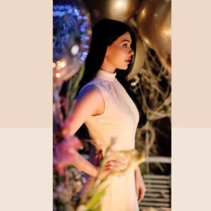 Sara Hussain Instagram - It’s my birthday 🎊 

#saraloren #11thdec 

#monaliza11 
#28th birthday